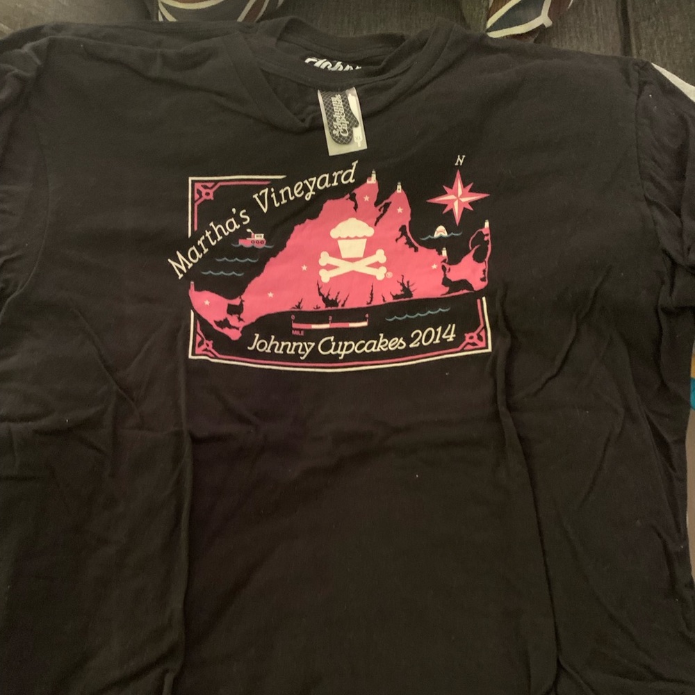 XL Johnny Cupcakes t - used/worn.